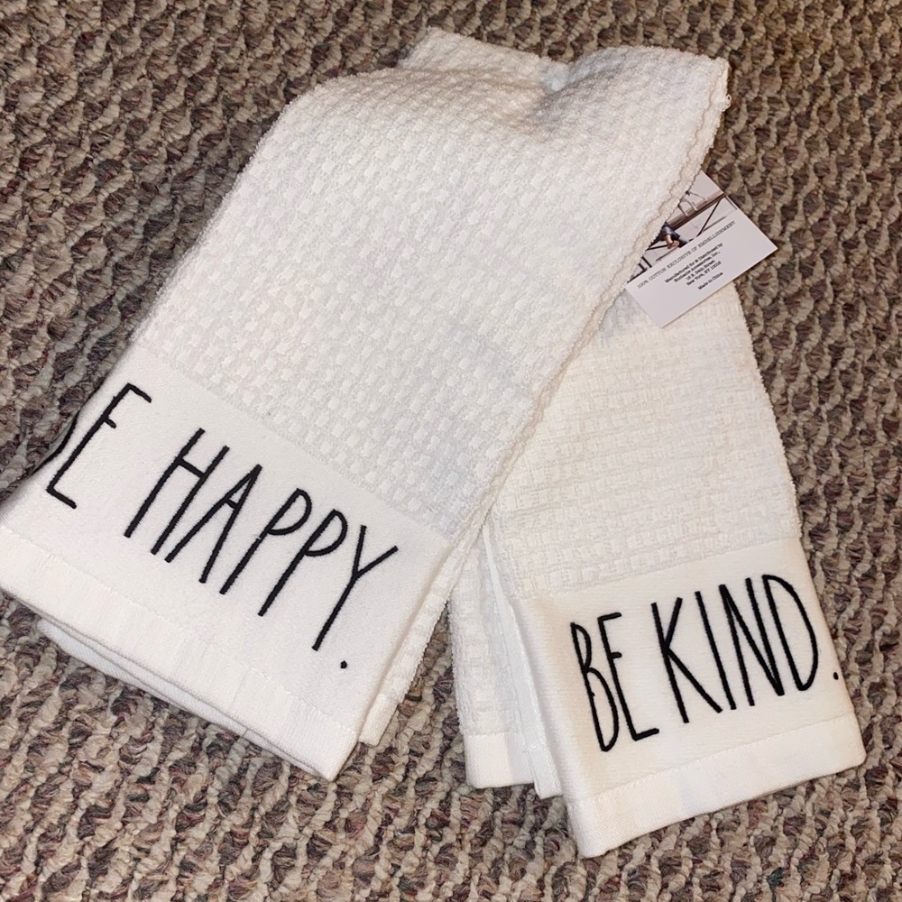RAE DUNN TOWEL SET